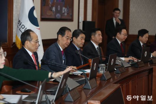 한덕수 국무총리는 1일 오전 정부서울청사에서 임시국무회의를 열고 방송3법과 노란봉투법에 대한 재의요구안을 의결했다.  김동주 기자 zoo@donga.com