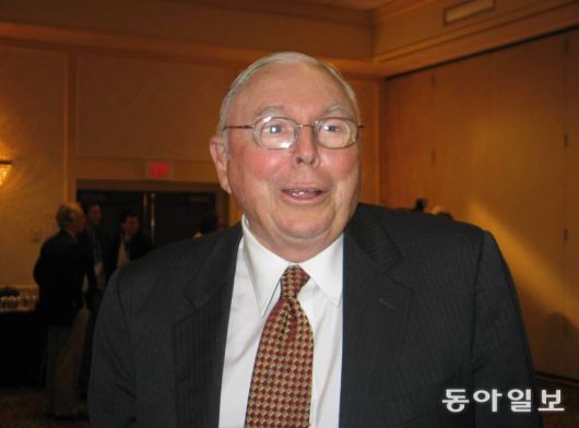 찰리 멍거는 1980년 백내장 수술의 부작용으로 왼쪽 시력을 잃고 이후 두꺼운 안경을 썼다. 1월 1일이 생일인 그는 내년 새해 첫날에 100세 생일잔치를 열려고 준비 중이었다고 한다. 동아일보DB