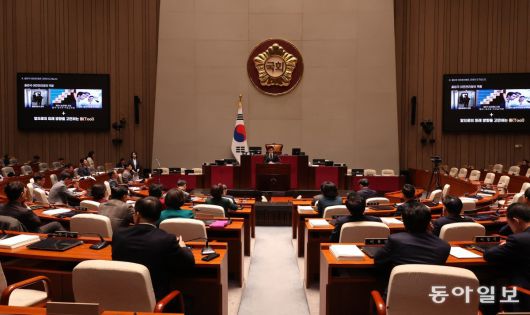 한동훈 법무부 장관이 6일 서울 여의도 국회 본청에서 열린 국민의힘 정책 의원총회에 참석해 출입국 이민관리청 신설 방안에 대해 설명하고 있다. 김재명 기자 base@donga.com