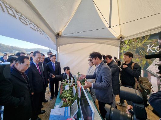 강원도 연어 스마트양식 클러스터 조성 사업 발표회에서 연어 업사이클링 기술을 소개하는 신성바이오팜 출처=신성바이오팜