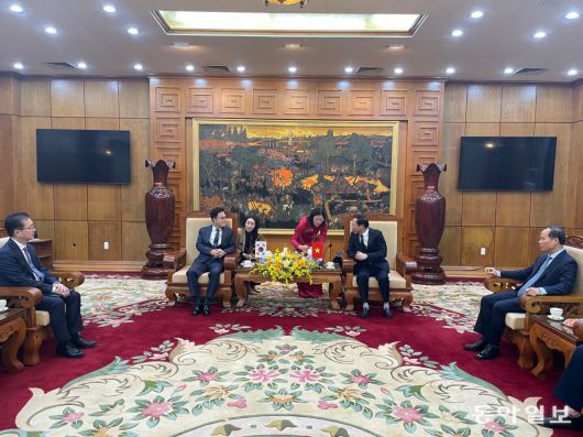 김태흠 충남도지사는 5일(현지시간) 베트남 박장성 청사에서 우호협력 협정 체결에 앞서 레 아인 즈엉 위원장 및 간부진들과 차담회를 가지며 유연한 분위기를 이끌어 냈다. 사진=이정훈 기자