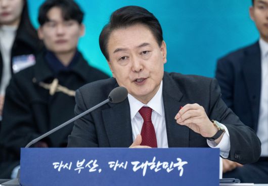 윤석열 대통령이 6일 부산 동구 부산항국제전시컨벤션센터에서 열린 ‘부산시민의 꿈과 도전 격려 간담회‘에서 모두발언을 하고 있다. 2023.12.6. 뉴스1