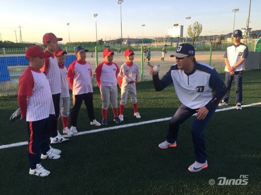 NC에서 선수 생활을 마감한 후 ‘손민한과 놀자’ 프로그램을 통해 아이들과 함께 하고 있는 손민한의 모습. NC 제공
