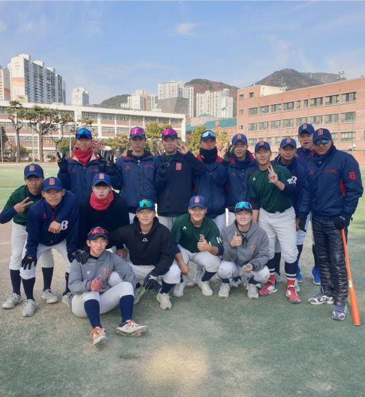 올해부터 부경고 투수 코치로 부임한 손민한(오른쪽)이 선수들과 함께 포즈를 취했다. 손민한 제공
