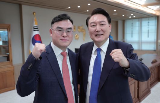 윤석열 대통령과 정호윤 전 대통령실 공직기강비서관실 공직기강팀장(왼쪽).