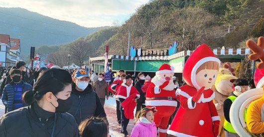 지난해 12월 경북 봉화군 소천면 분천리 산타마을을 찾은 관광객들이 크리스마스 관련 캐릭터들이 펼치는 퍼레이드를 즐기고 있다.