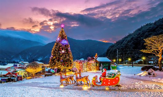 지난해 12월 경북 봉화군 소천면 분천리 산타마을의 크리스마스트리와 썰매를 탄 산타클로스 조형물이 야간 조명을 환하게 밝히고 있다. 봉화군 제공