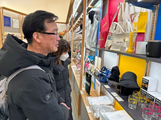 서울 굿즈를 살펴보는 최용진, 윤현실 씨 / 출처=IT동아