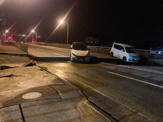 이시카와 현 나나오 시의 고마루야마 대교에 자동차가 멈춰 서 있다. X 캡처