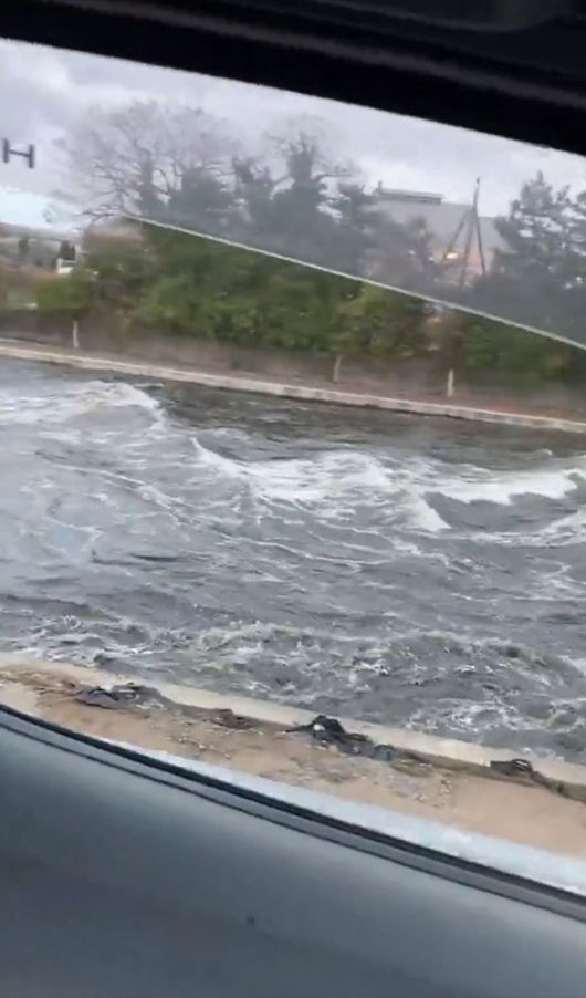 1일 일본 북서부 해안 전역에 쓰나미 경보가 발령된 가운데 도야마시 하기우라대교에서 강물이 일렁이고 있다. X 캡처