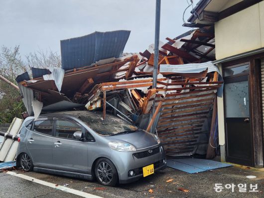 3일 일본 이시카와현 아나미즈정에서 자동차가 무너진 가옥에 깔려 있다. 아나미즈=이상훈 특파원 sanghun@donga.com