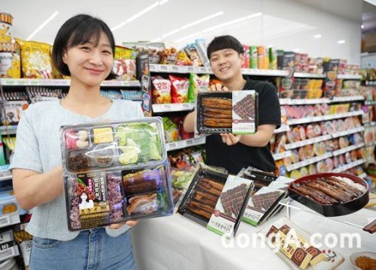 세븐일레븐이 선보인 ‘민물장어&훈제오리도시락’, ‘양념민물장어구이’ 등 보양식 기획상품. 사진=코리아세븐 제공