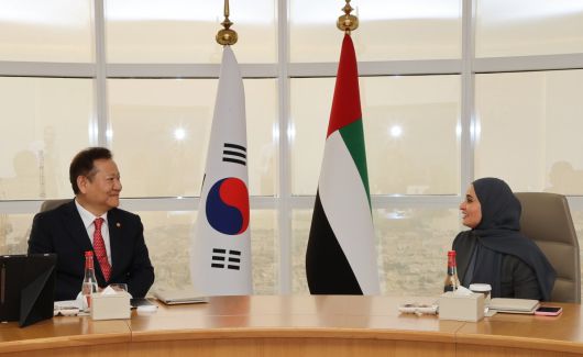 5일 오후(현지시간) 아랍에미리트(UAE) 두바이 에미레이트 타워에서 이상민 행정안전부 장관(왼쪽)이 오후드 알 루미 UAE 정부발전미래부 특임장관과 디지털정부 및 정부혁신 분야 협력 강화 방안에 대해 논의하고 있다. 행정안전부 제공