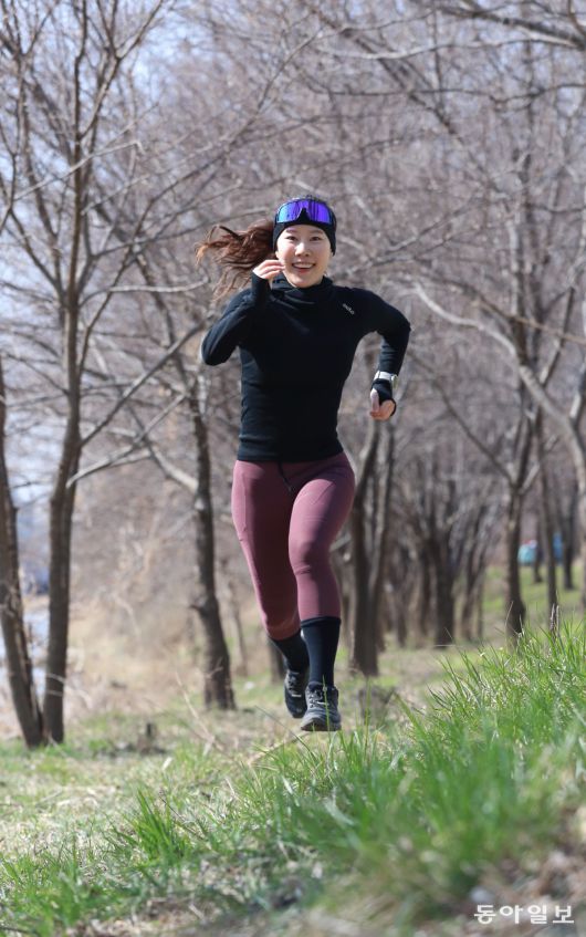 김지원 씨가 서울 도림천 근처 오솔길을 달리고 있다. 이훈구 기자 ufo@donga.com