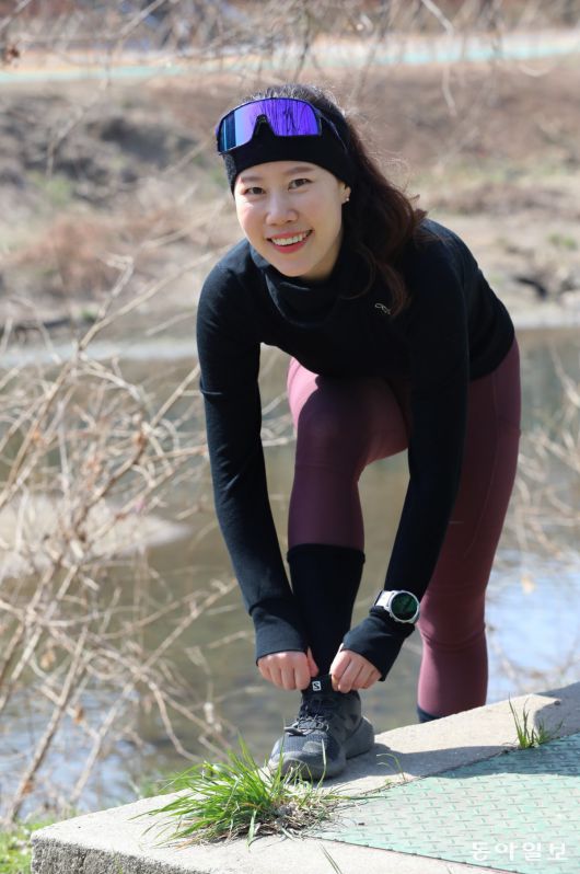 김지원 씨가 서울 도림천에서 운동화 끈을 묶고 있다. 이훈구 기자 ufo@donga.com