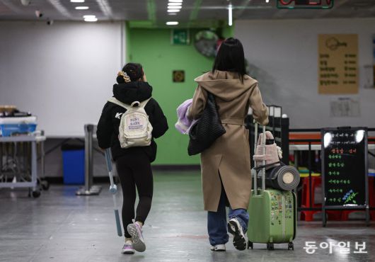 ⑤ 귀가 수빈이와 어머니 홍은숙 씨가 오전 빙상 훈련을 마친 뒤 지하 주차장으로 이동하고 있다. 어머니 홍 씨가 오른손에 끌고 있는 여행가방에는 피겨 선수들의 필수품인 스케이트화와 날이 담겨 있다. 인천·과천=이한결 기자 always@donga.com·임보미 기자