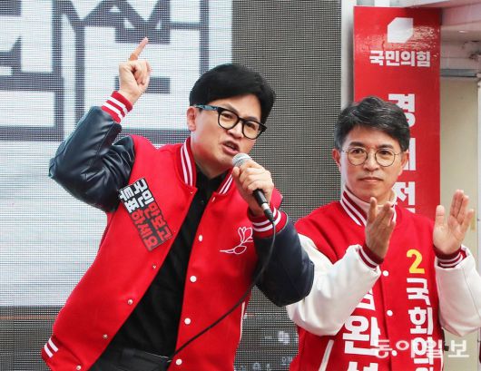 국민의힘 한동훈 비상대책위원장(왼쪽)이 3일 강원 원주시 단구동 유세 현장에서 지지를 호소하고 있다. 한 위원장은 지난달 28일 공식 선거운동 기간 시작 이후 이날까지 7일간 전국 74곳을 돌며 전국구 행보를 이어갔다. 이 중 나흘간은 수도권 접전지를, 이후엔 격전지인 부산, 충청, 강원으로 이동했다. 원주=이훈구 기자 ufo@donga.com