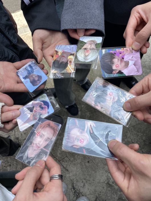 포토카드에 투표 인증한 그룹 다크비 멤버들. 다크비 공식 트위터