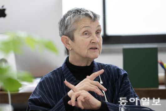 이화여대 명예석좌교수가 된 프랜시스 모리스 테이트 모던 명예관장이 3일 서울 서대문구 이화여대 연구실에서 동아일보와 인터뷰를 하고 있다. 그는 이화여대에서 대학원생을 대상으로 현장 비평 수업을 하고 있다. 변영욱 기자 cut@donga.com