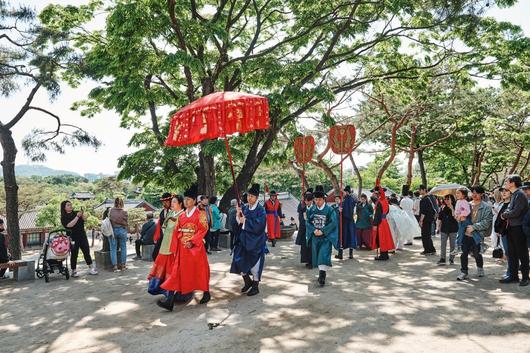 동아일보