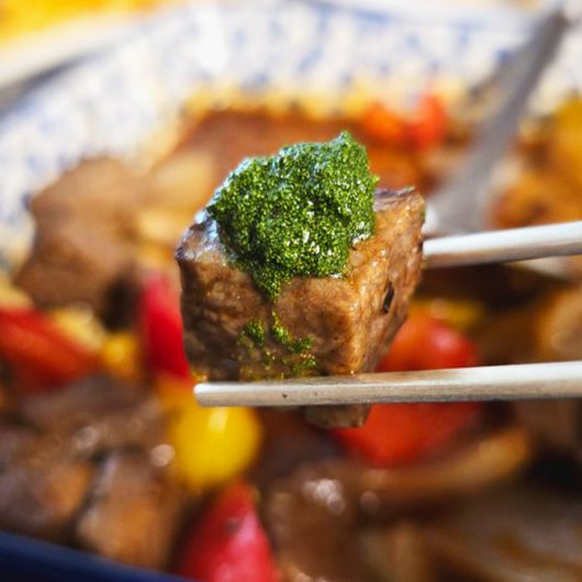 워터렌틸은 맛과 향이 강하지 않아 채소를 싫어하는 아이도 거부감 없이 즐길 수 있다. 요리에 넣을 때 색감도 좋다. 위쪽 사진부터 손으로 뭉쳐 잡은 워터렌틸, 팟타이 로제파스타 찹스테이크에 얹은 워터렌틸. 바이루트 제공