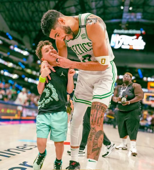 “아들, 1승만 더하면 우승이야” 보스턴의 제이슨 테이텀(오른쪽)이 13일 댈러스와의 미국프로농구(NBA) 파이널 3차전에서 106-99로 승리한 뒤 아들 듀스와  함께 기쁨을 나누고 있다. NBA 공식 소셜미디어는 이 사진에 “듀스 아빠, 우승까지 1승 남았다!”라는 설명을 달았다. 보스턴은  7전 4승제의 파이널 1∼3차전을 모두 이겼다. 테이텀은 2017년 NBA 데뷔 이후 첫 우승을 노리고 있다. NBA 인스타그램