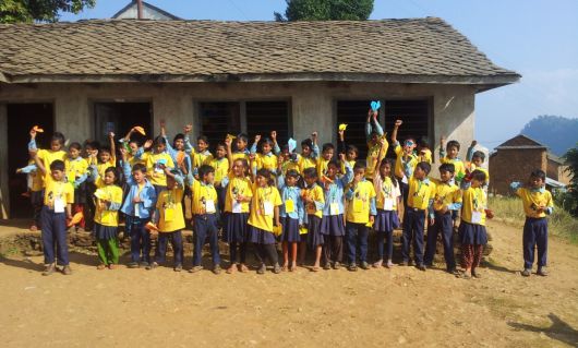 네팔 껄레리 마을서 열린 엄홍길 휴먼스쿨 ‘자기 꿈 종이 비행기에 실어 보내기’ 행사 모습. 백후현 작가 제공