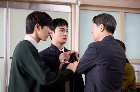 드라마 ‘조폭고’에서 송이헌과 최세경은 부모로부터 받은 상처를 서로 위로한다. 넘버쓰리픽쳐스 제공