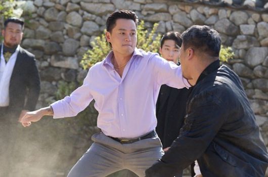 득팔은 원래 조폭 출신이다. 넘버쓰리픽쳐스 제공