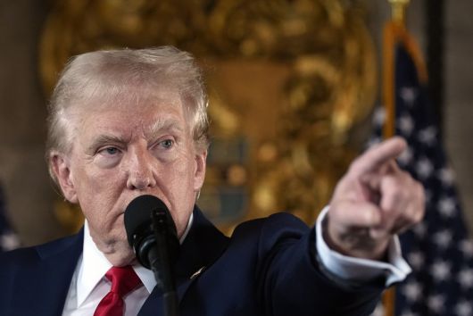 트럼프 “내가 지면 공황 올 것” 8일(현지 시간) 미국 플로리다주 팜비치 마러라고 리조트에서 열린 기자회견에서 도널드 트럼프 공화당 대선 후보는 “월스트리트의 뛰어난 사람들이 ‘트럼프가 승리하지 않으면 공황이 올 것’이라고 한다”며 “나도 그럴 것이라고 생각한다”고 말했다. 팜비치=AP 뉴시스