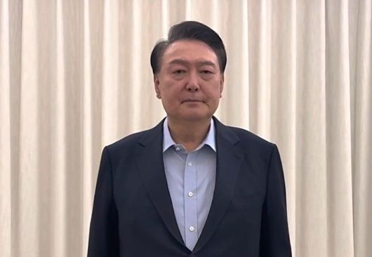 윤석열 대통령이 15일 오전 서울 용산구 한남동 관저에서 헌정사 첫 현직 대통령 체포영장 집행 직전 대국민 담화를 발표하고 있다. 윤 대통령은 “불미스러운 유혈사태를 막기 위해서 일단 불법 수사이기는 하지만 고위공직자범죄수사처(공수처) 출석에 응하기로 했다＂고 밝혔다. 다만 ＂제가 공수처의 수사를 인정하는 것은 아니다＂라고 강조했다. (대통령 법률대리인단 제공) 2025.1.15