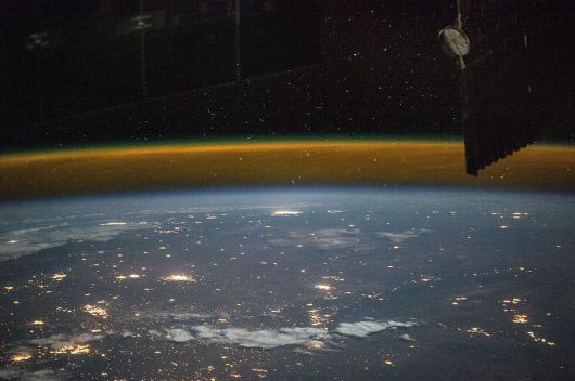 국제우주정거장에서 촬영한 지구 대기. 주황색과 녹색의 층이 국제항공연맹(FAI)이 주장하는 지구와 우주의 경계 ‘카르만선’이다. 사진 출처 위키피디아