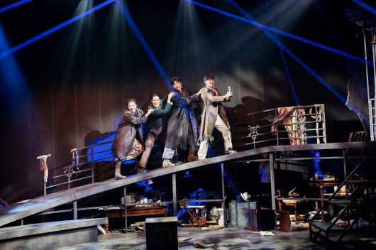 뮤지컬 ‘시지프스’에서 경사로를 올라가는 배우들. 산 정상으로 돌을 굴려올리는 시지프스를 연상시킨다.  과수원뮤지컬컴퍼니 제공