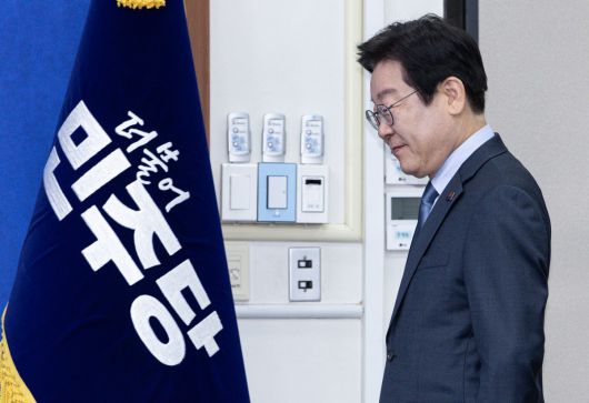 이재명 더불어민주당 대표가 지지율 추락의 이유를 분석해달라고 당 지도부에 요구했다. 동아 사설에 답이 나와 있는데 신문도 안 보는 모양이다. /뉴스1