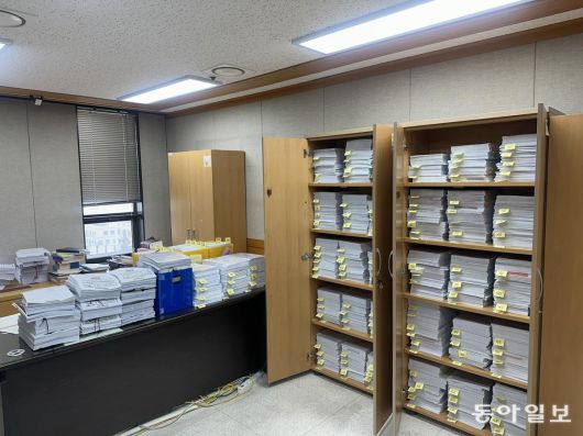 기록으로 가득 찬 서울중앙지검 형사4부 조사실. 책상 위와 캐비닛을 가득 채운 130여 권의 기록들은 모두 한 사건 관련 수사기록이다. 페이지수로는 6만5000페이지 이상 된다. 허동준 기자 hungry@donga.com
