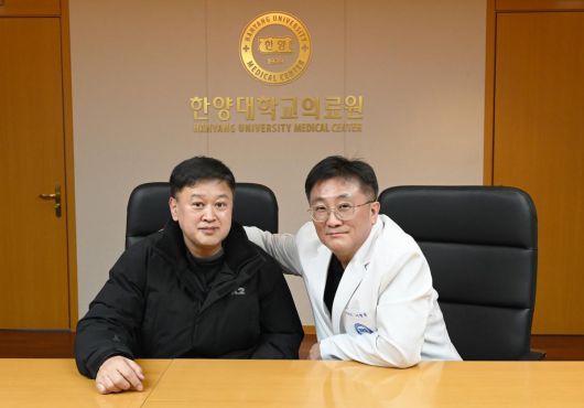 김재훈 씨(왼쪽)는 14년 전 고혈압성 뇌출혈로 쓰러진 자신을 긴급히 수술해 준 고교 동창 이형중 한양대병원 신경외과 교수(한양대병원장)를 ‘생명의 은인’이라고 불렀다. 그날 수술 이후 두 사람은 더 친해졌다고 한다. 두 사람이 오랜만에 이 교수 집무실에서 만났다. 한양대병원 제공