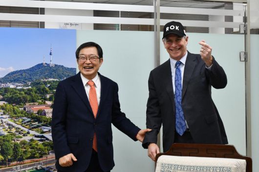 동아일보