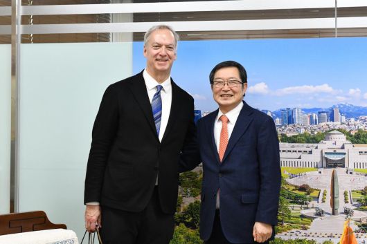 동아일보