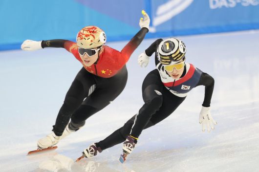 9일(현지시간) 중국 헤이룽장성 하얼빈 빙상훈련센터 다목적홀에서 열린 하얼빈 동계아시안게임 여자 쇼트트랙 3000m 계주 결승에서 대한민국 김길리가 역주하고 있다. 뉴스1
