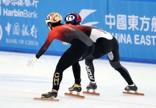 9일(현지시간) 중국 헤이룽장성 하얼빈 빙상훈련센터 다목적홀에서 열린 하얼빈 동계아시안게임 남자 쇼트트랙 5000m 계주 결승에서 대한민국 마지막 주자 박지원이 중국 린샤오쥔과 몸싸움을 벌이고 있다. 뉴스1