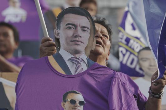 6일(현지 시간) 에콰도르 수도 키토에서 다니엘 노보아 대통령의 등신대를 든 지지자가 그의 선거 유세에 참여하고 있다. 에콰도르 대선  에콰도르 국민들이 2월 9일 새 대통령을 선출하기 위해 투표장으로 향하고 있다. 키토=AP 뉴시스