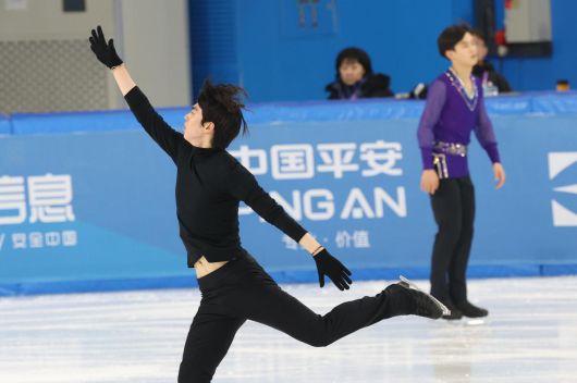 한국 피겨 차준환과 북한 로영명이 10일(현지시간) 중국 헤이룽장성 하얼빈 빙상훈련센터 다목적홀에서 훈련하고 있다. 2025.2.10. 뉴스1