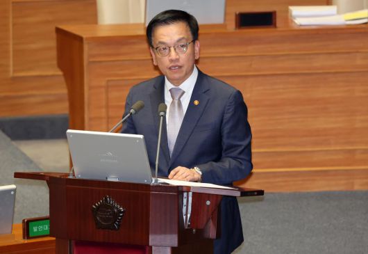최상목 대통령 권한대행 부총리 겸 기획재정부 장관이 13일 오후 서울 여의도 국회에서 열린 제422회 국회(임시회) 제5차 본회의 경제 분야 대정부질문에서 고동진 국민의힘 의원 질의에 답변하고 있다. 2025.02.13 뉴시스