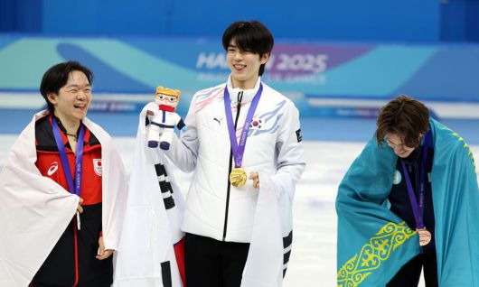 2025 하얼빈 겨울 아시안게임 피겨스케이팅 남자 싱글 금메달리스트 차준환(가운데)이 13일 중국 하얼빈 헤이룽장 빙상훈련센터에서 열린 시상식에서 은메달리스트 가게야마 유마(왼쪽), 동메달리스트 샤이도로프 미카일과 기쁨을 나누고 있다. 하얼빈=뉴시스