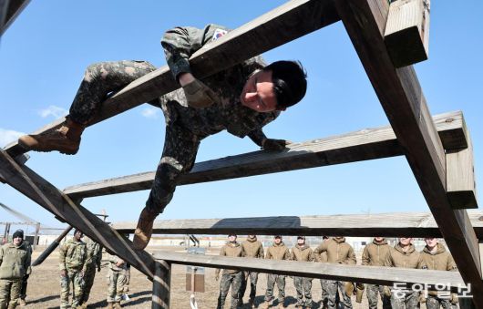 장애물 코스 훈련을 하는 생도.  평택=양회성 기자 yohan@donga.com