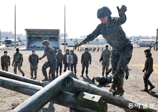 통나무 경사 극복훈련을 하는 생도.  평택=양회성 기자 yohan@donga.com