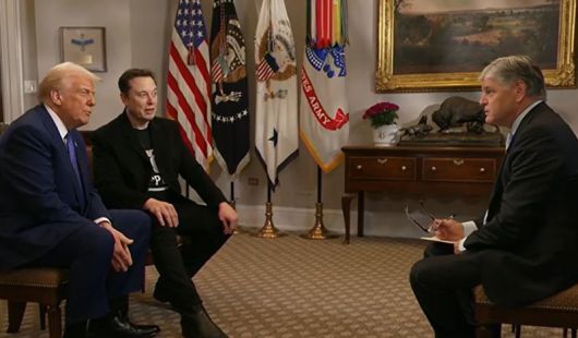 트럼프-머스크, TV 공동 인터뷰 도널드 트럼프 미국 대통령(왼쪽), 일론 머스크 정부효율부(DOGE) 수장(가운데)이 16일 워싱턴 백악관에서 폭스뉴스 유명 앵커 숀 해니티와 첫 공동 인터뷰를 가졌다. 두 사람은 일부 언론이 제기한 자신들의 불화설에 불만을 표하며 “늘 이간질을 시도한다”고 주장했다. 이 인터뷰는 미 동부 시간 18일 오후 9시(한국 시간 19일 오전 11시)에 방영된다. 폭스뉴스 화면 캡처