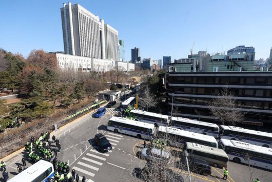 ‘내란 우두머리’ 혐의로 재판에 넘겨진 윤석열 대통령의 첫 형사재판이 열린 20일 윤 대통령 탑승 호송차 행렬이 재판을 마친 뒤 서울 서초구 서울중앙지방법원을 나가고 있다. 2025.02.20.  서울=뉴시스