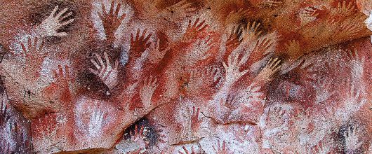 구석기 시대 동굴벽화에도… 아르헨티나 리오핀투라스 동굴벽화 속 손바닥 사인. 사진 출처 위키피디아