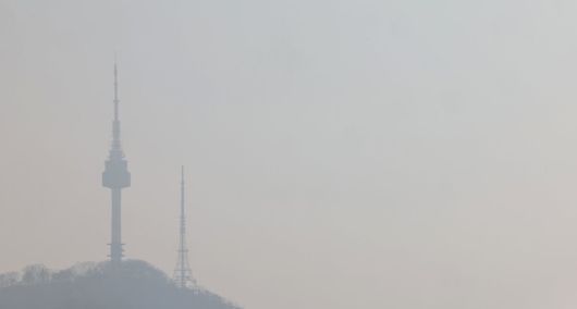 초미세먼지 주의보가 내려진 12일 서울 시내에서 바라본 남산타워가 뿌옇게 보이고 있다. 2024.02.12. 서울=뉴시스
